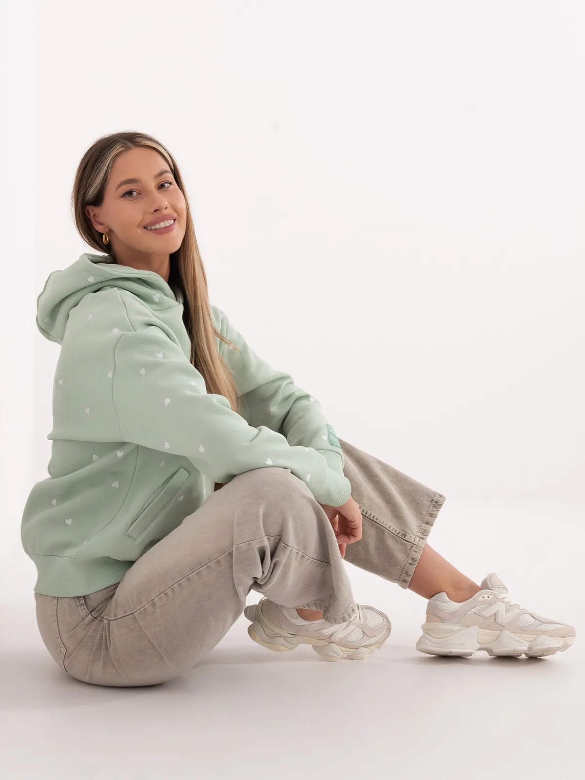 Bluza oversize z kapturem w serca - zdjęcie 3