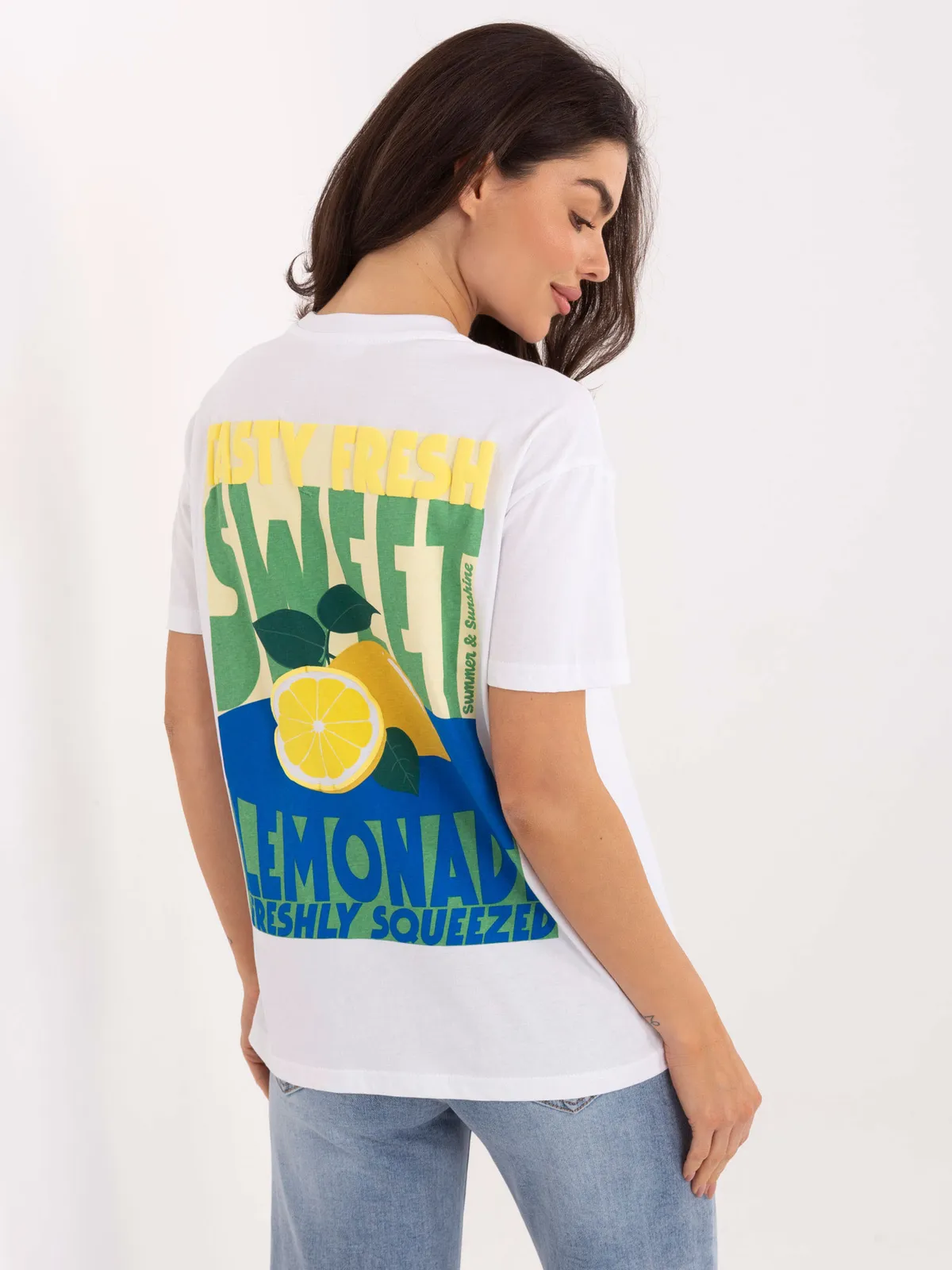 T-shirt oversize z wakacyjnym nadrukiem na plecach - zdjęcie 3
