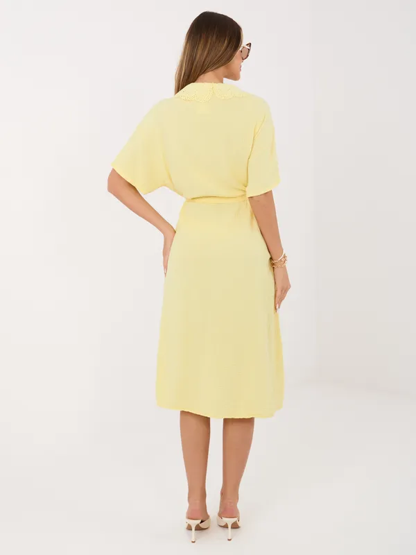 Sukienka szmizjerka z subtelnym kołnierzykiem i paskiem