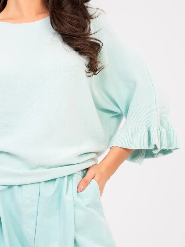 Sweter oversize z ozdobnymi falbankami przy rękawach