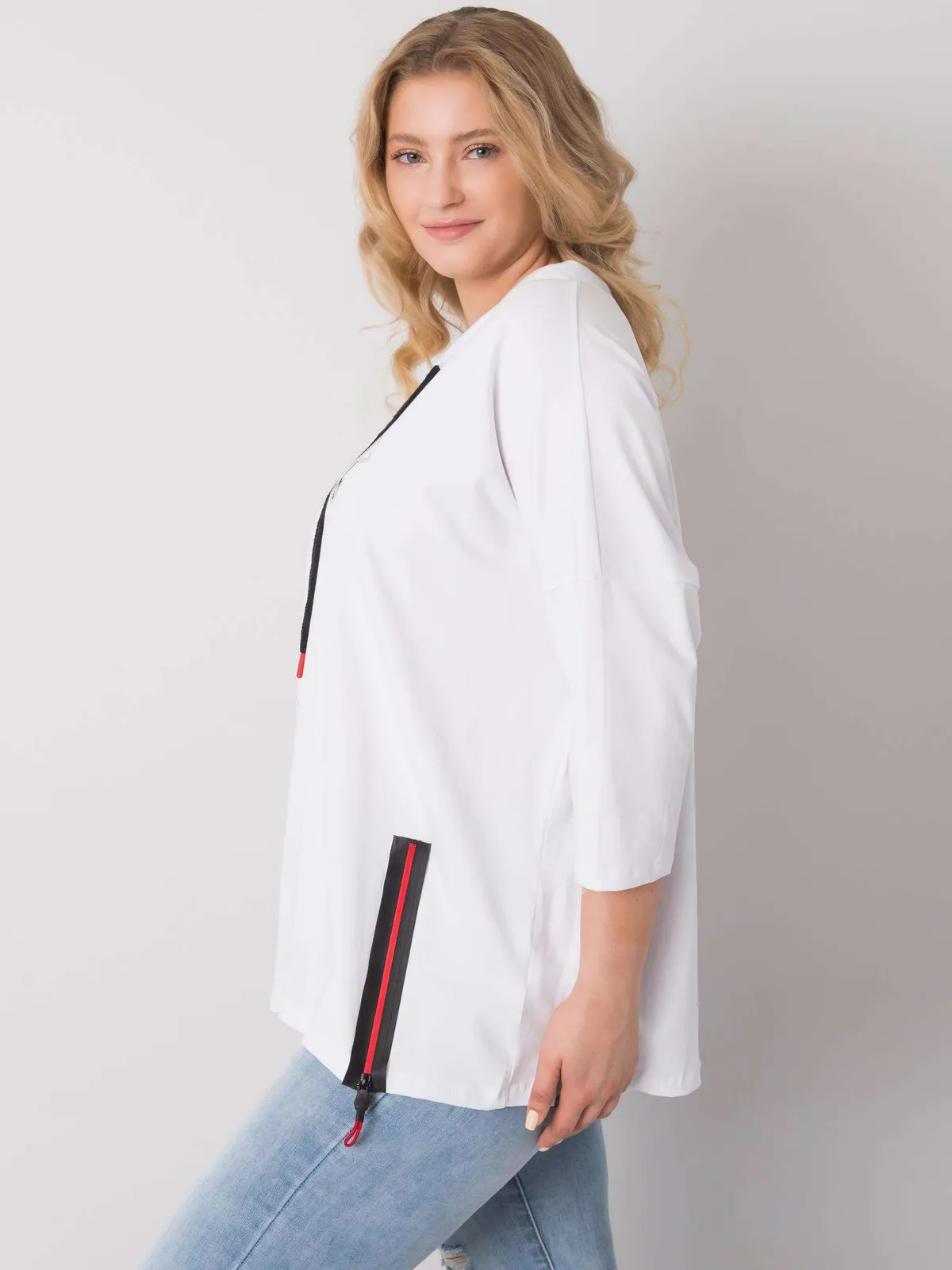 Biała bluzka plus size z błyszczącymi aplikacjami - zdjęcie 3