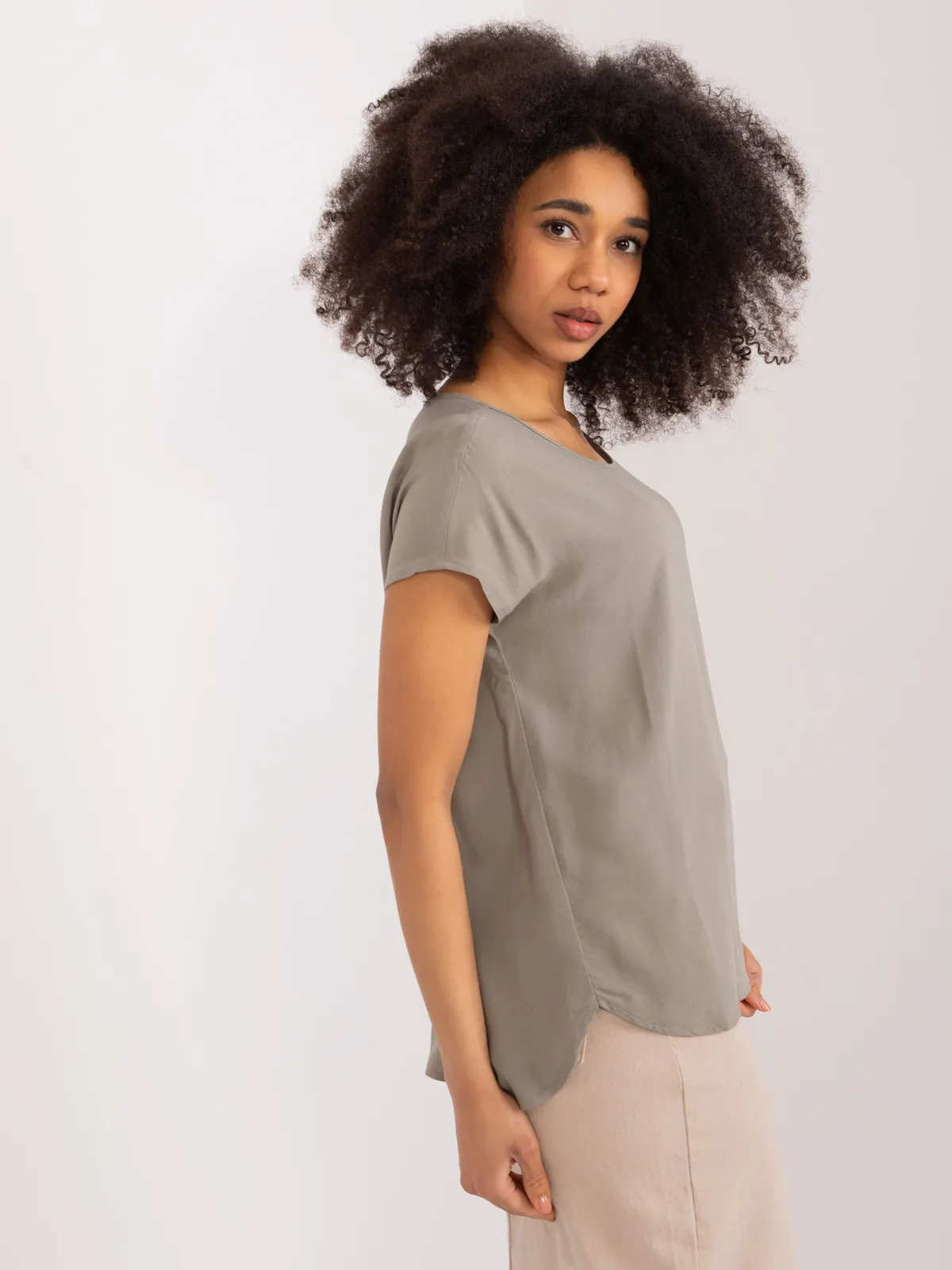 Casualowa bluzka z lekko wydłużonym tyłem - zdjęcie 1