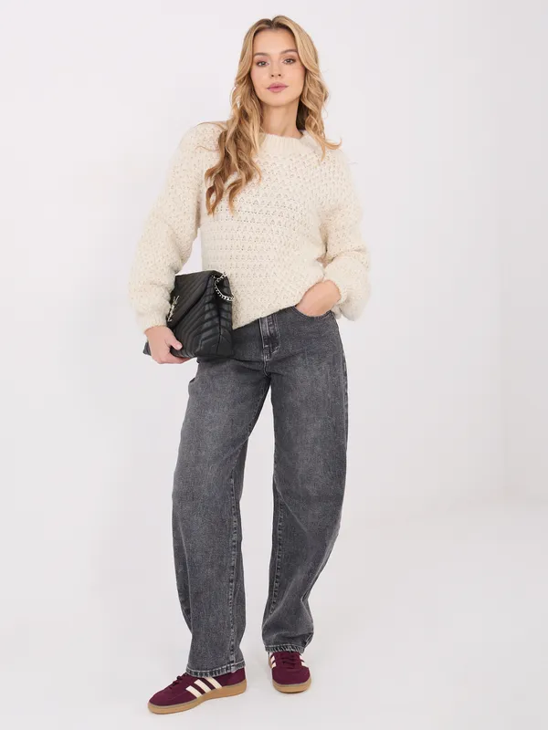 Oversize'owy sweter o grubym splocie z okrągłym dekoltem