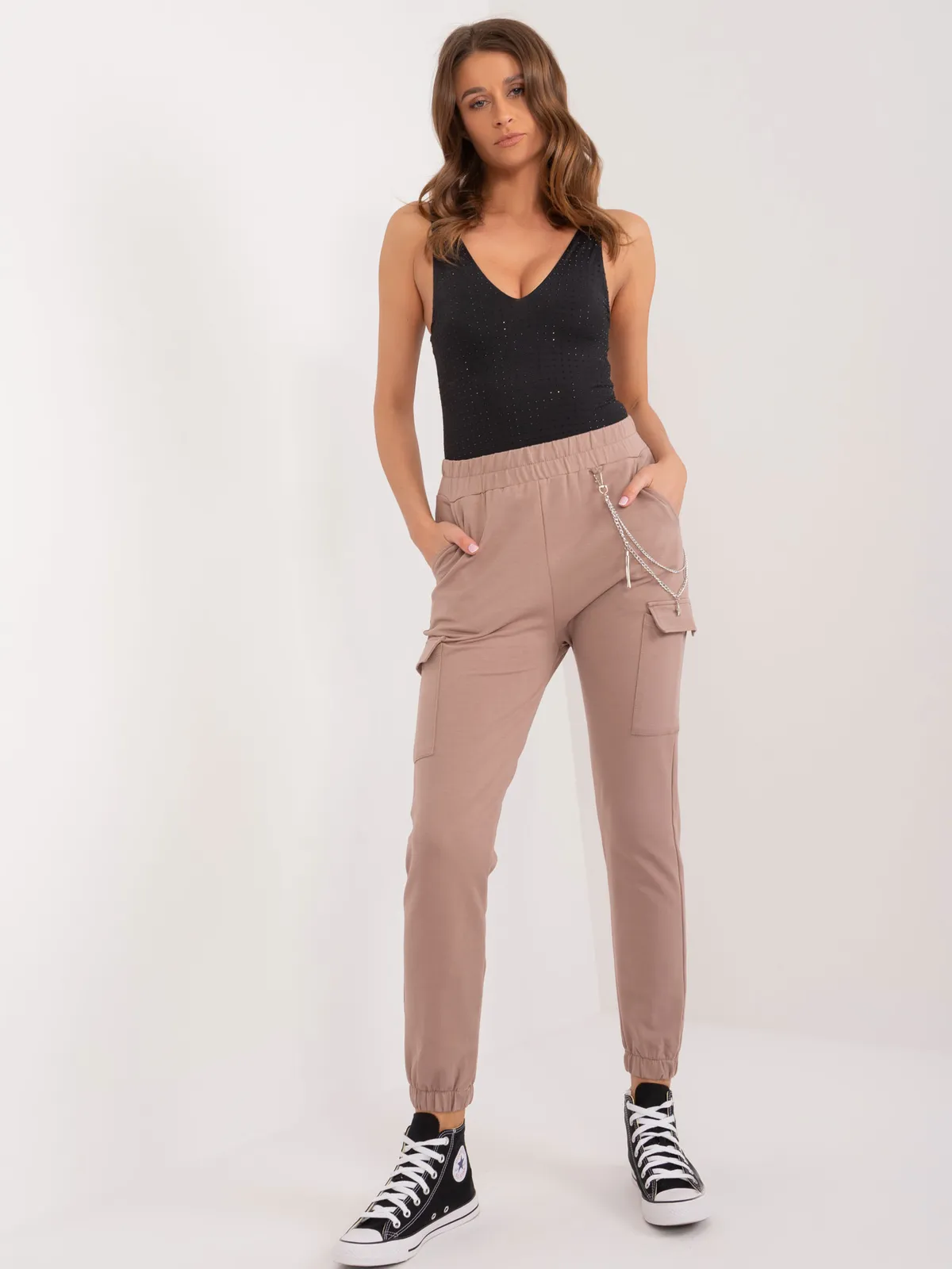 Dresowe spodnie cargo z ozdobnym łańcuchem - zdjęcie 1