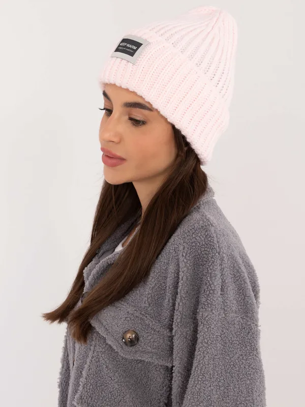 Czapka beanie z wywinięciem i naszywką dekoracyjną - widok 2