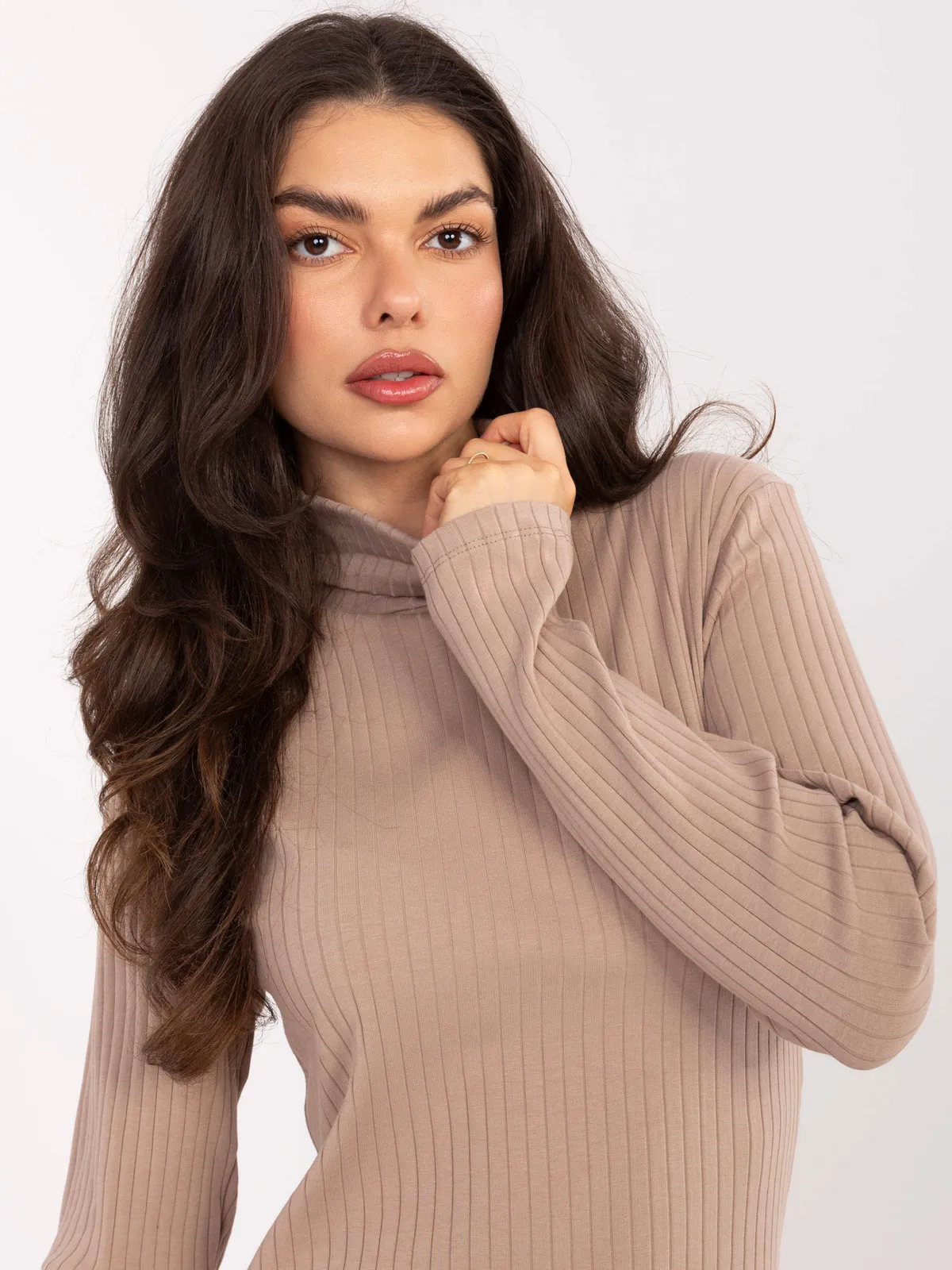 Dopasowana sukienka prążkowana z wysokim kołnierzem - zdjęcie 1