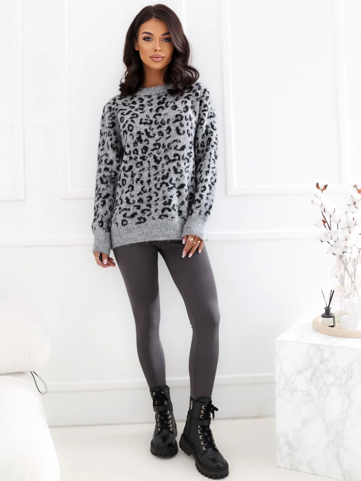 Sweter oversize w drapieżny wzór animal print - zdjęcie 3