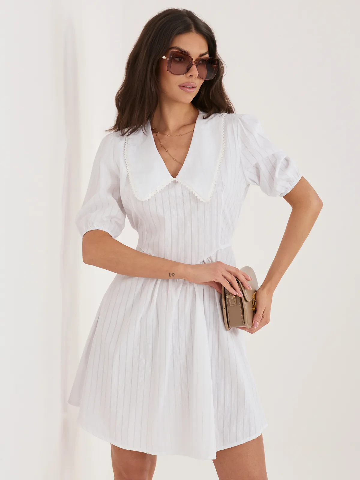 Zwiewna sukienka mini z dekoracyjnym kołnierzykiem - zdjęcie 1