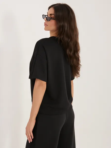 Elegancka bluzka z ozdobnymi koronkowymi wstawkami