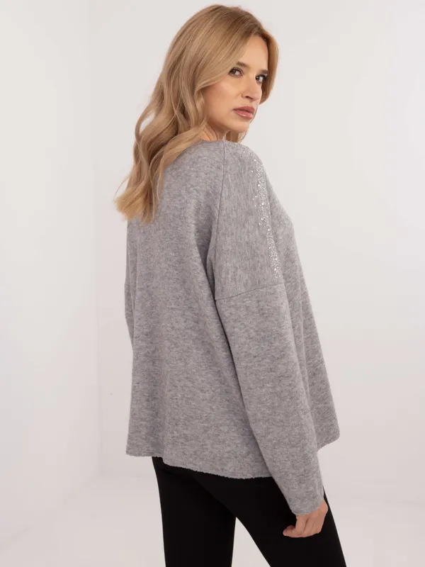 Sweter oversize z ozdobnymi cyrkoniami na ramionach