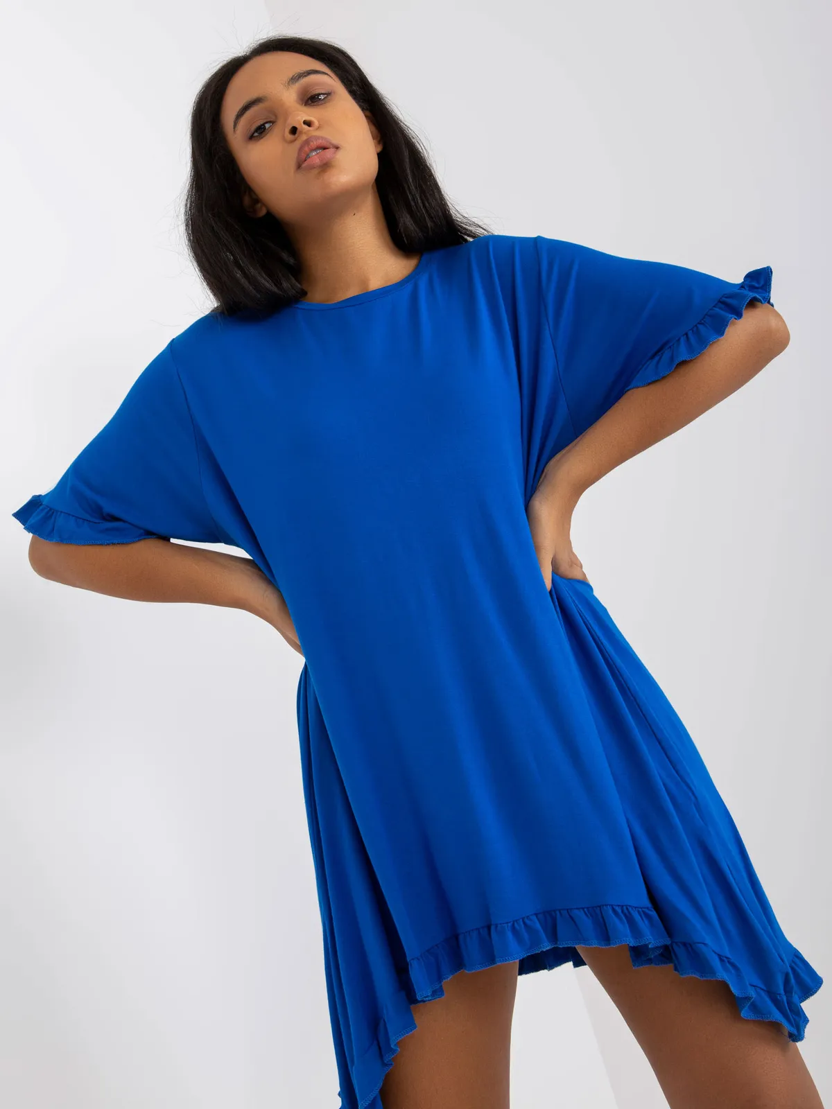 Ciemnoniebieska mini sukienka plus size z falbaną - zdjęcie 4