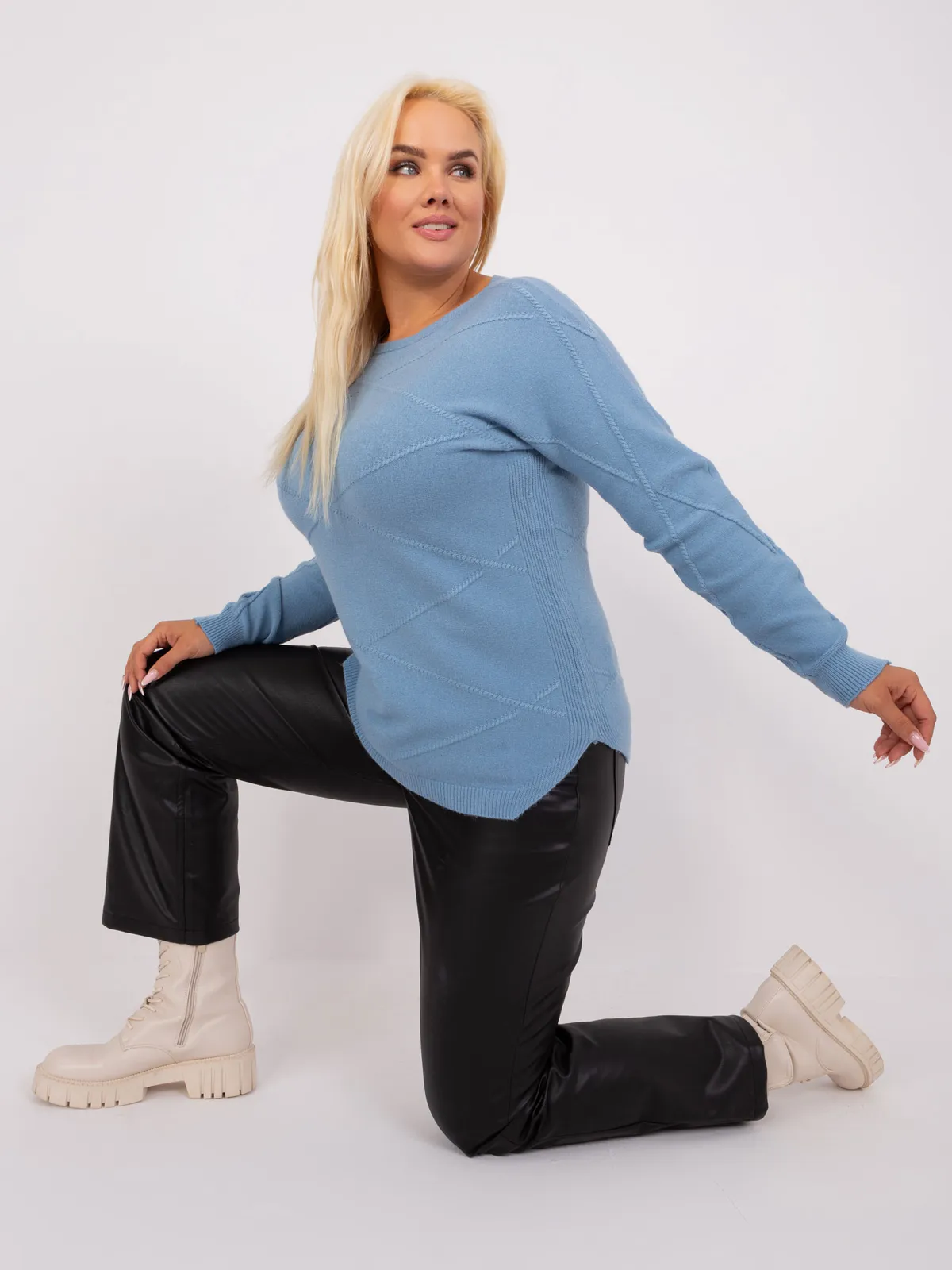 Zielony sweter plus size z okrągłym dekoltem - zdjęcie 5