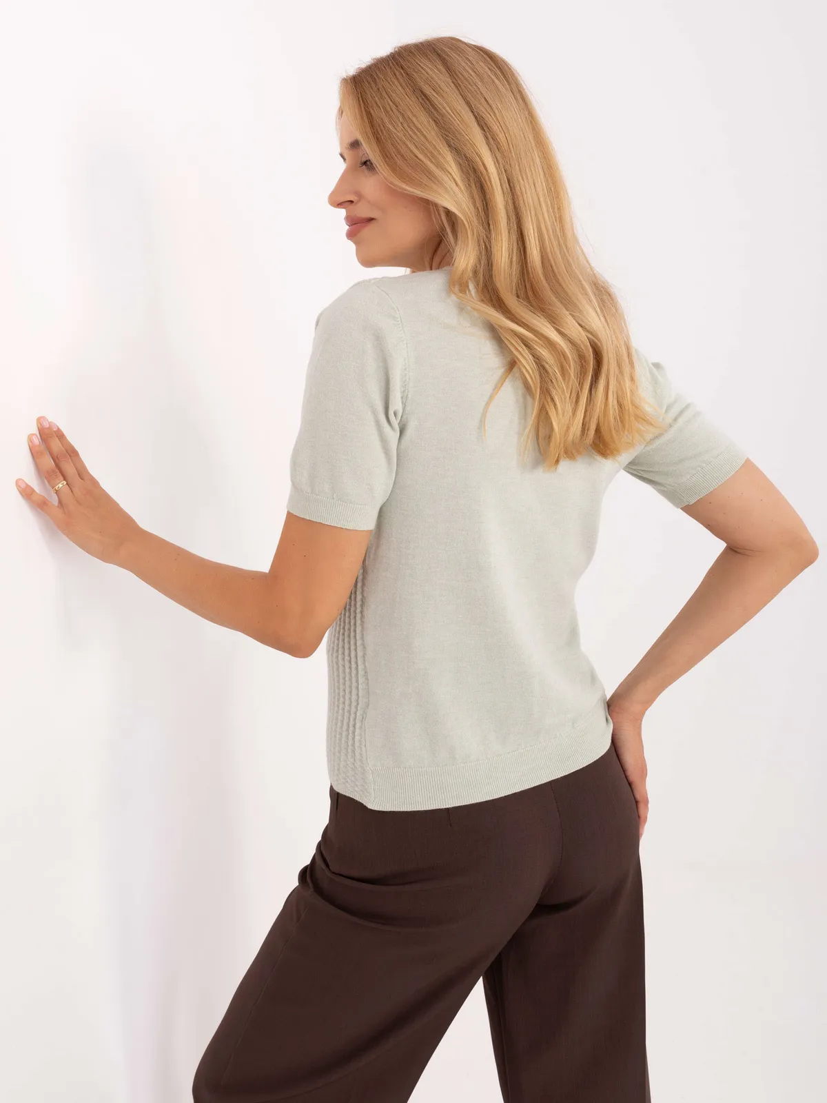 Dopasowana bluzka w prążek z wycięciem pod szyją - zdjęcie 1