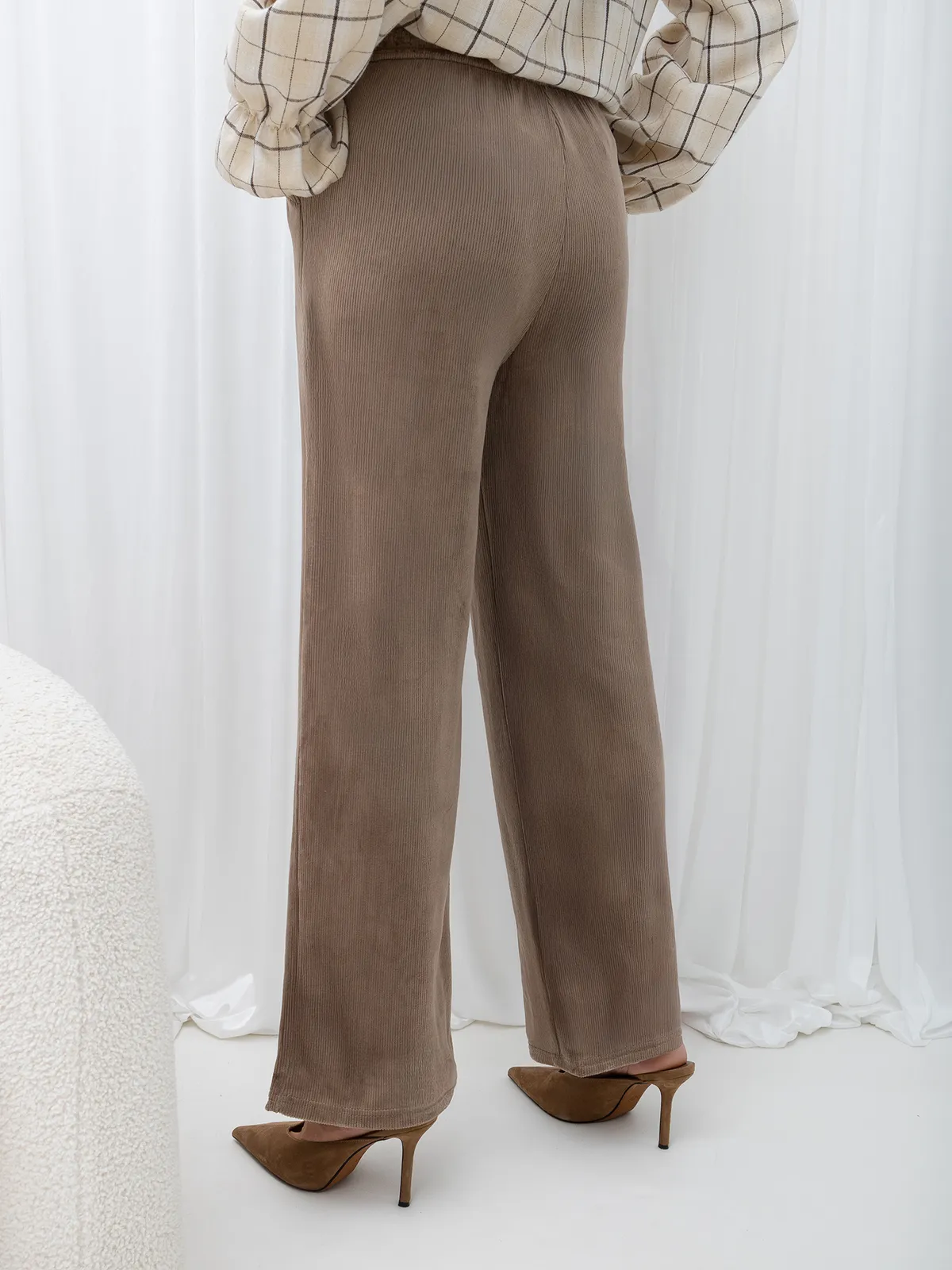 Wygodne spodnie typu wide leg na gumce - zdjęcie 4