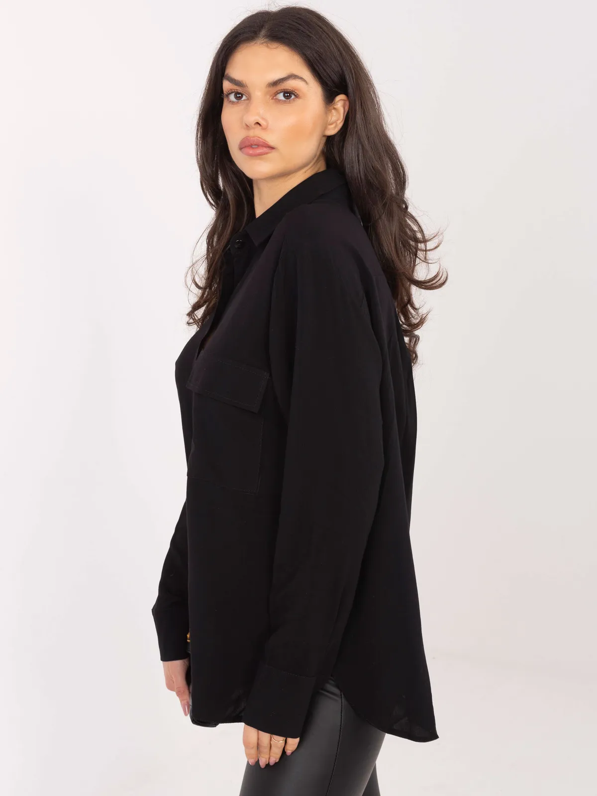 Klasyczna koszula oversize z dwiema kieszeniami - zdjęcie 1