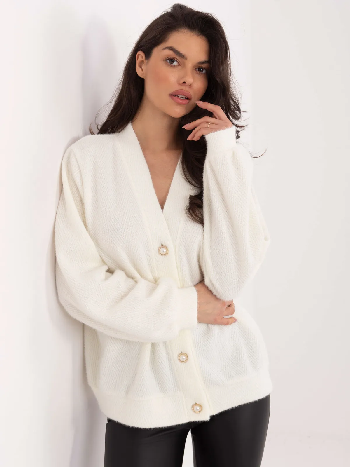 Rozpinany kardigan oversize z ozdobnymi guzikami - zdjęcie 1