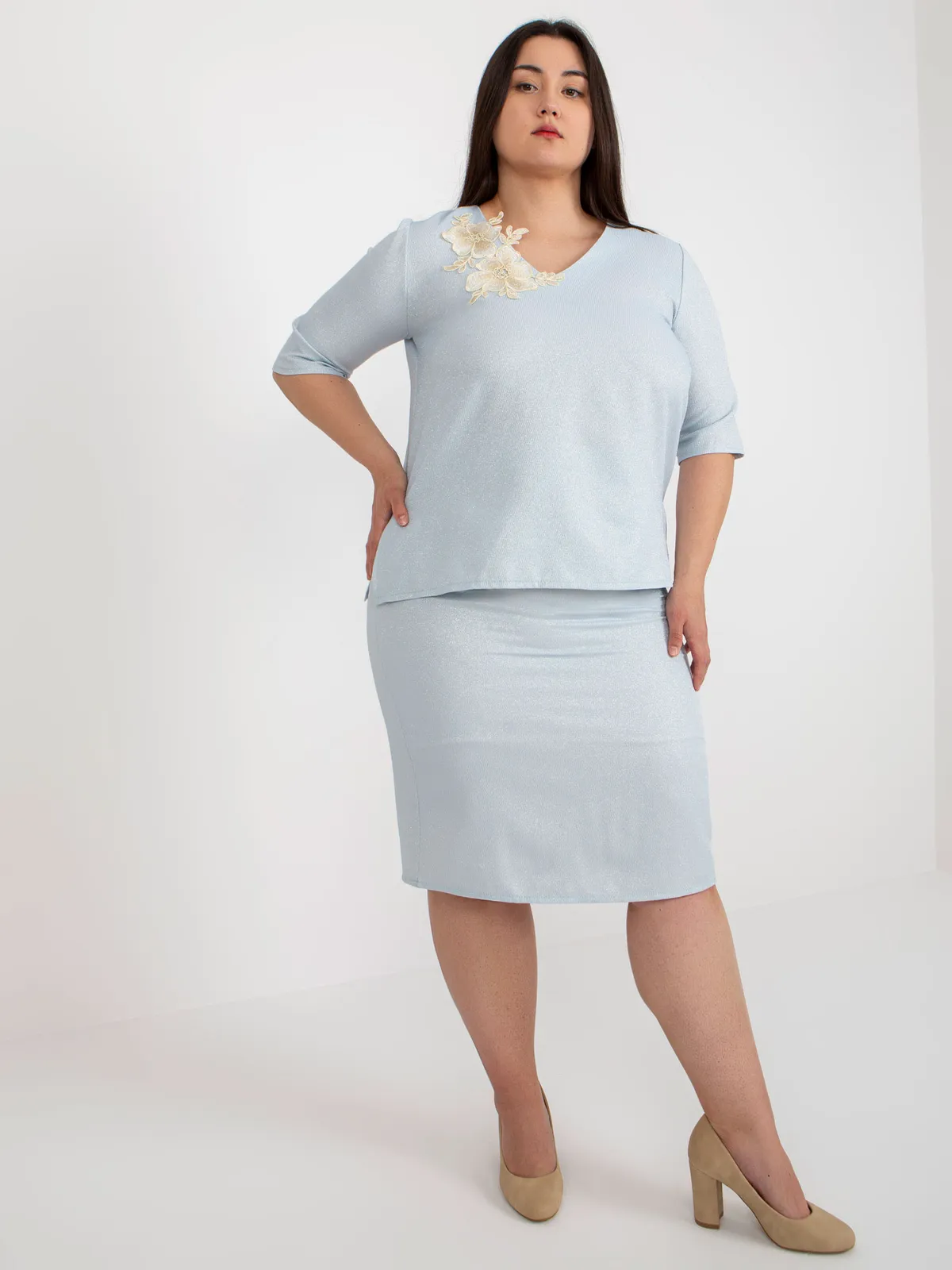 Beżowa bluzka plus size z krótkim rękawem - zdjęcie 2