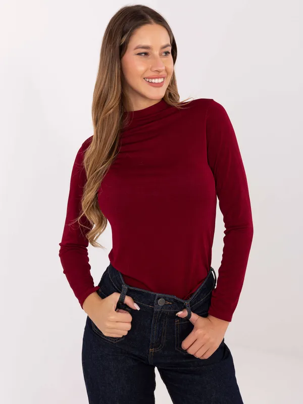 Dopasowana bluzka z półgolfem w minimalistycznym wydaniu