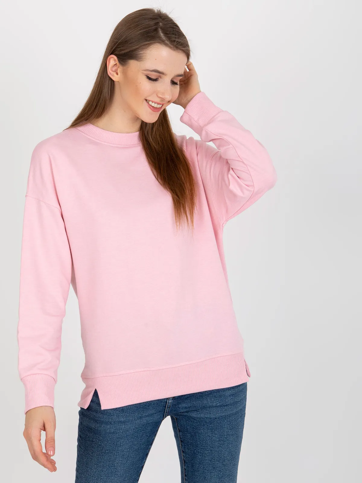 Jasnoróżowa bluza basic bez kaptura z rozcięciami - zdjęcie 3