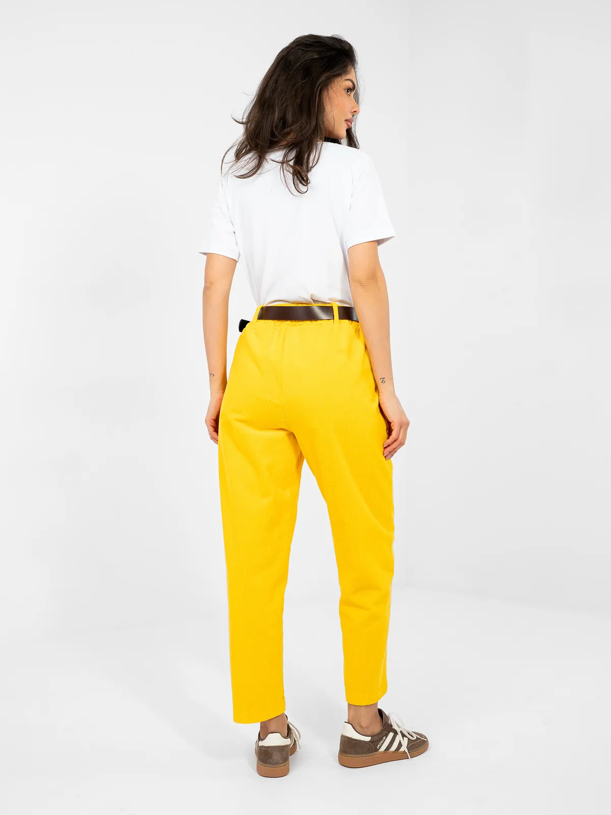 Wygodne spodnie typu mom fit z paskiem - zdjęcie 1