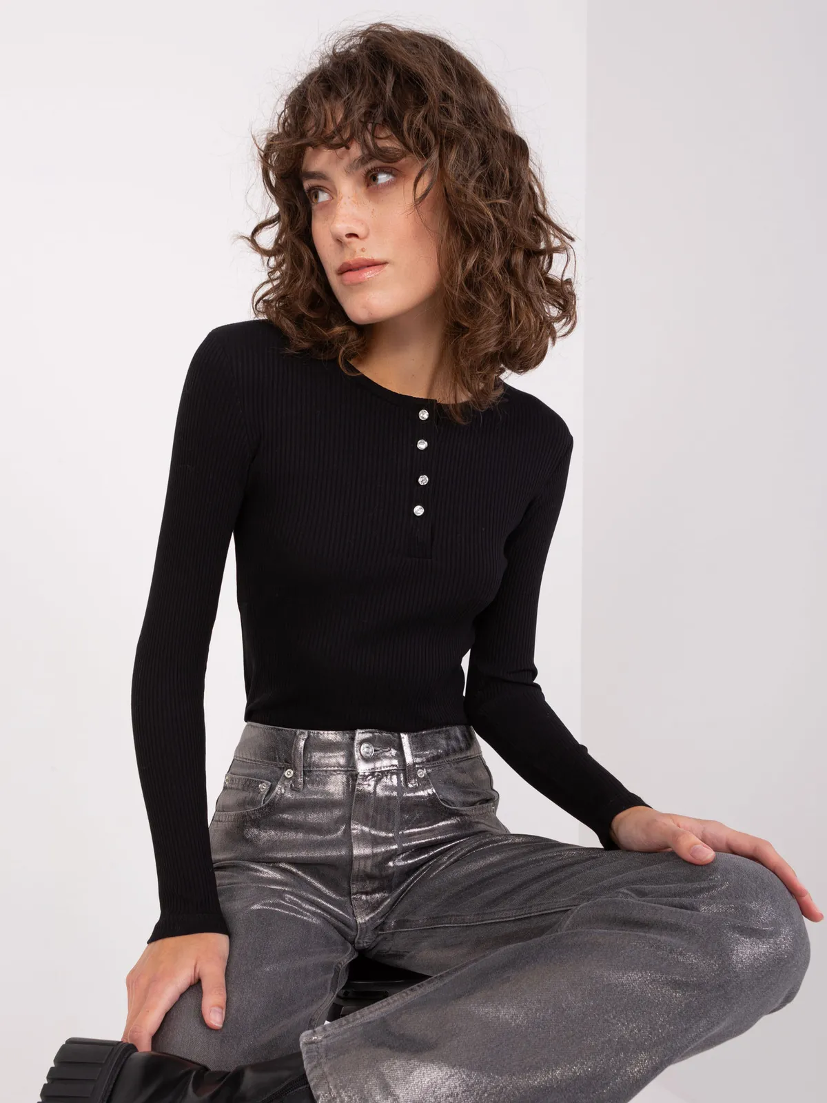 Czarna prążkowana bluzka basic longsleeve - zdjęcie 3