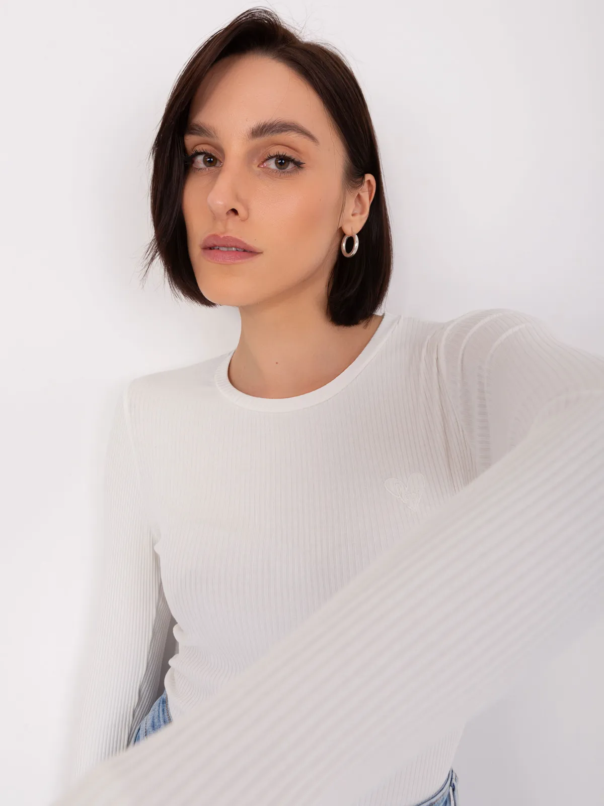 Ecru bluzka basic z bawełny BASIC FEEL GOOD - zdjęcie 2