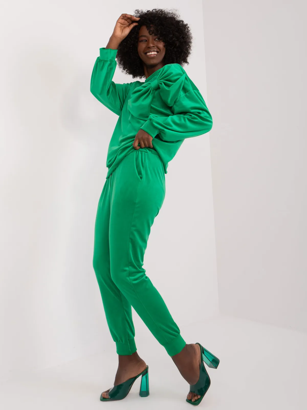 Komplet dresowy z ozdobną kokardą przy dekolcie - zdjęcie 1