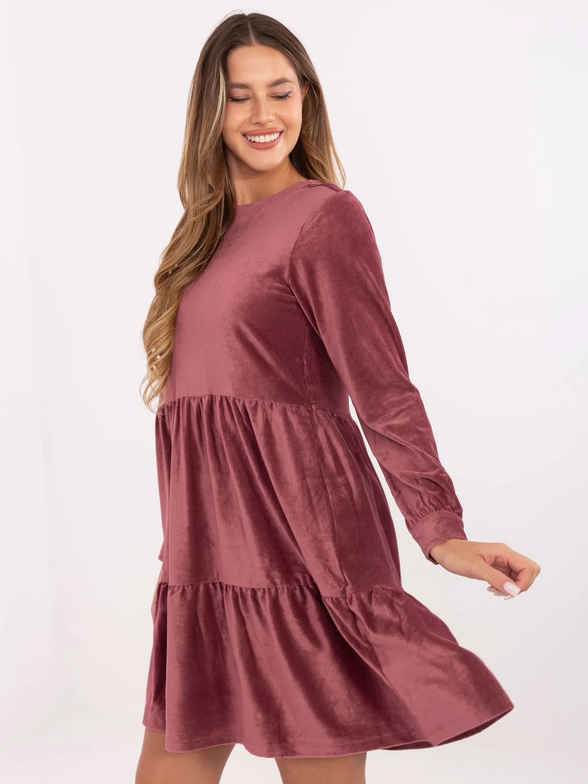 Sukienka mini o kroju oversize z falbanami - zdjęcie 4