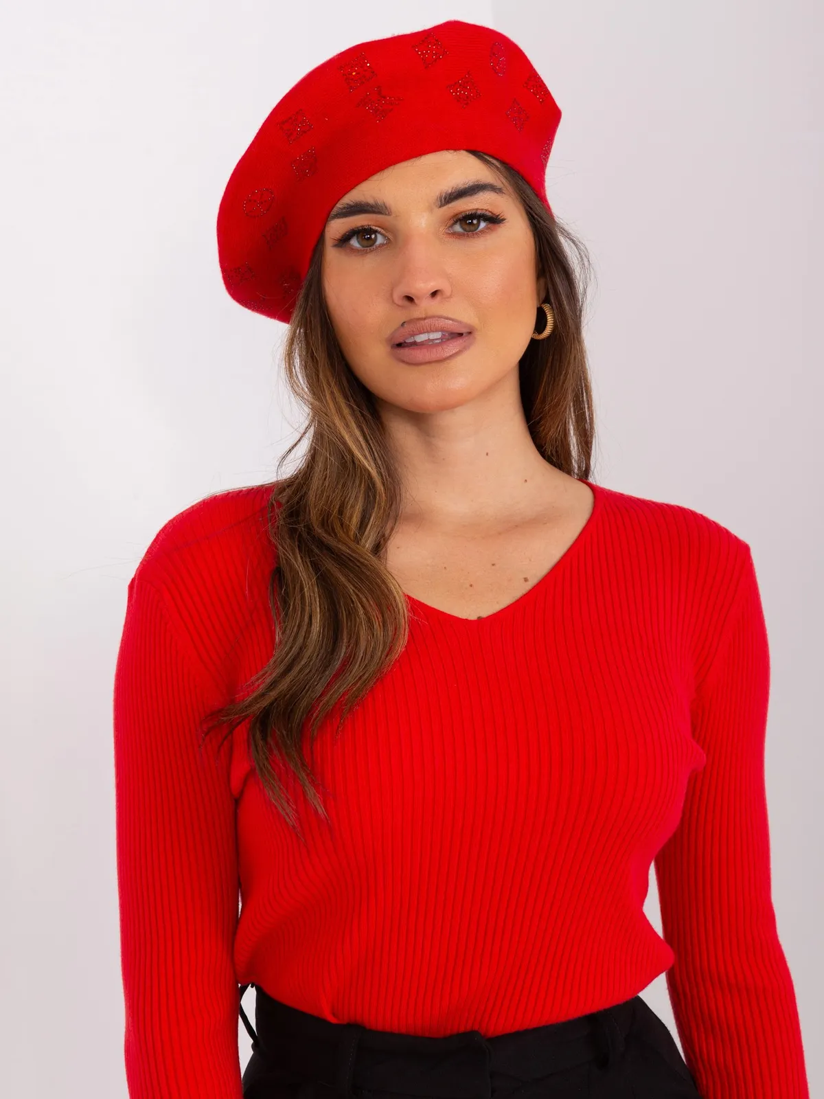 Beżowy damski beret z aplikacjami - zdjęcie 4