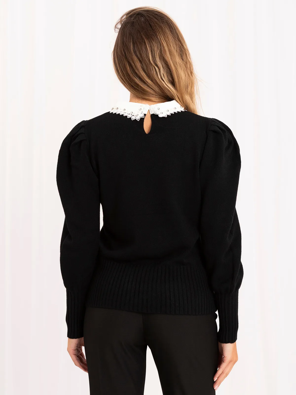 Sweter z ozdobnym kołnierzykiem i bufiastymi rękawami - zdjęcie 7