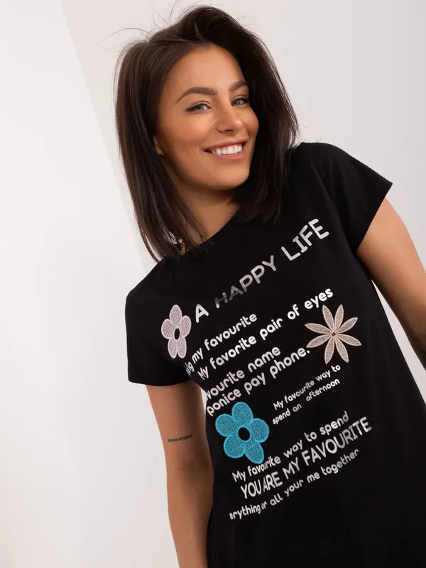 Casualowy t-shirt z ozdobnym nadrukiem i aplikacjami - widok 2