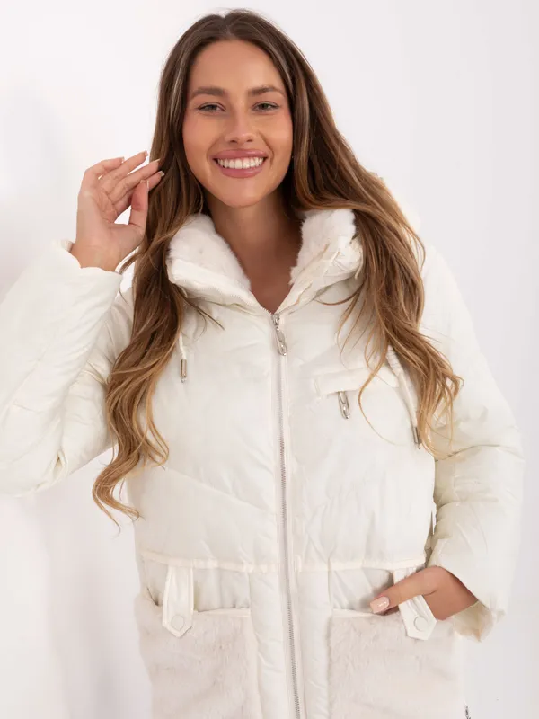 Pikowana kurtka z futrzanymi detalami i kapturem - widok 2