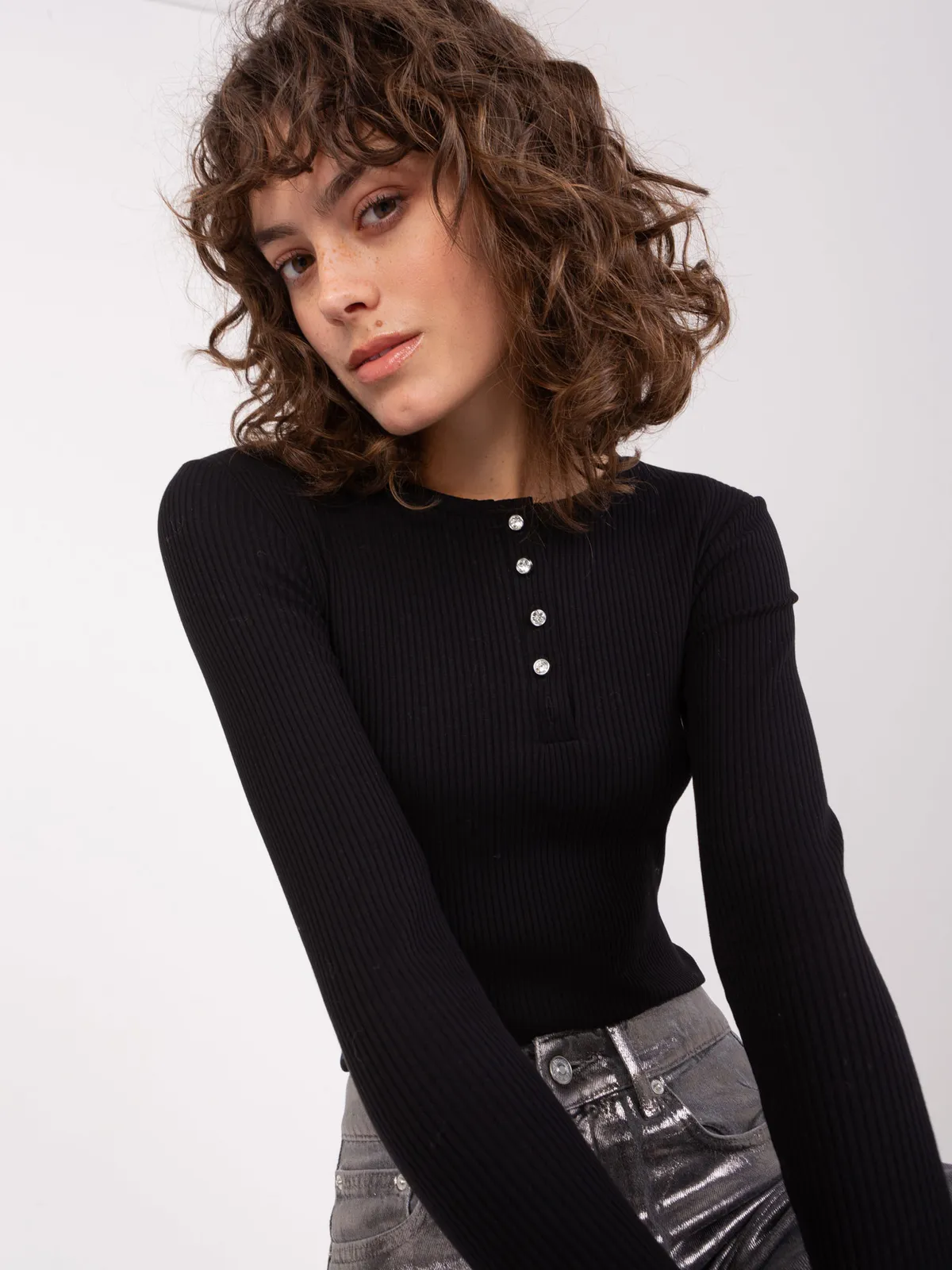 Czarna prążkowana bluzka basic longsleeve - zdjęcie 4