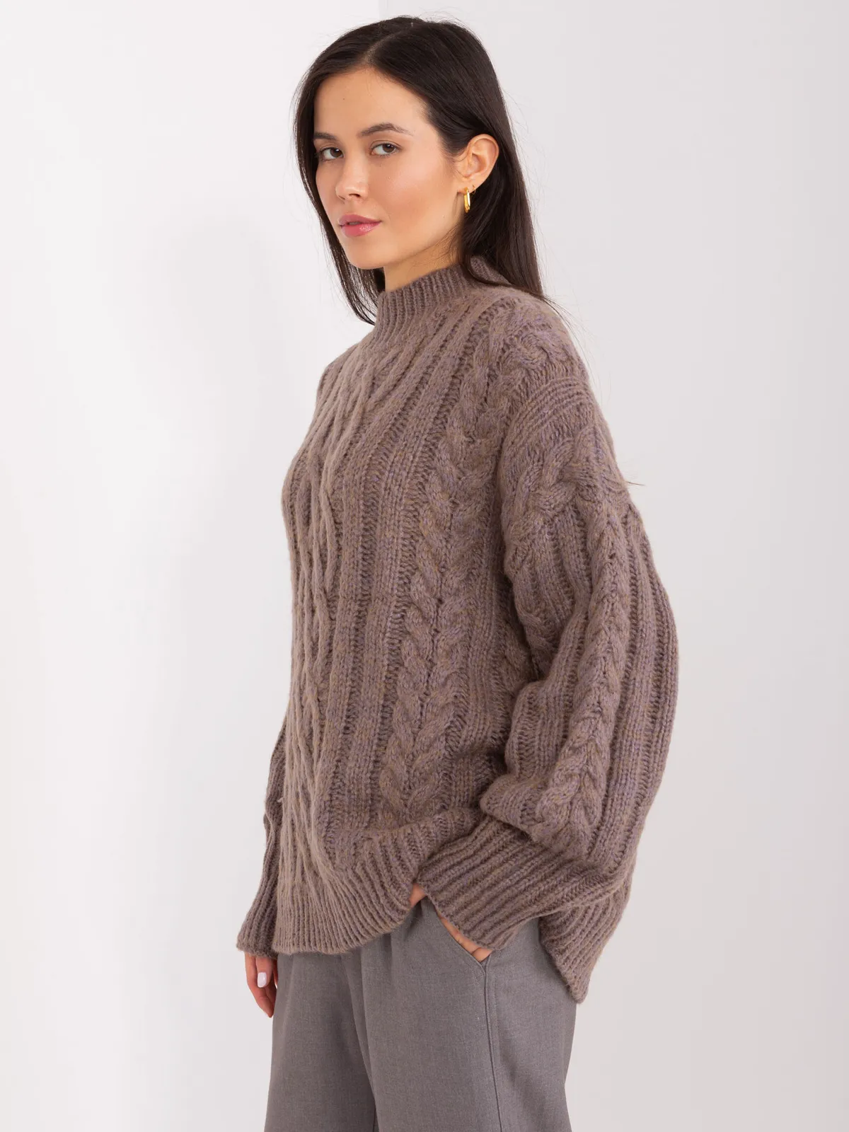Granatowy dzianinowy sweter z warkoczami - zdjęcie 1