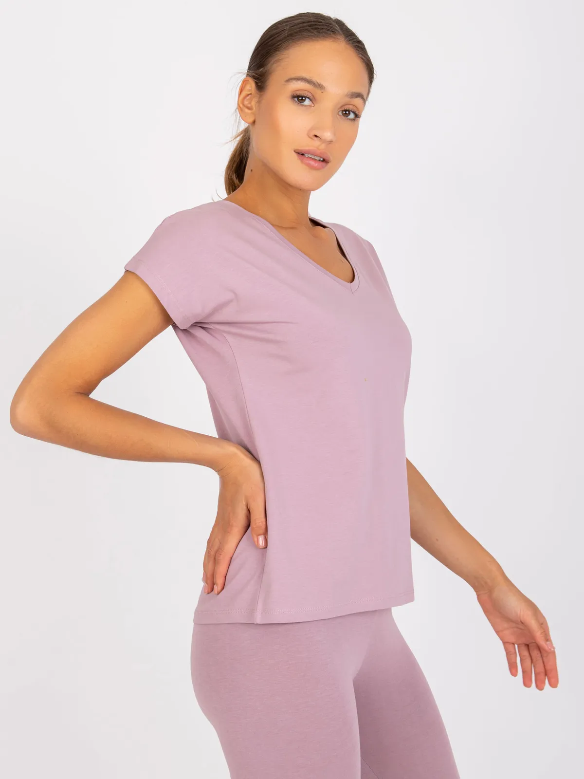 Casualowy T-shirt z dekoltem w serek - zdjęcie 5