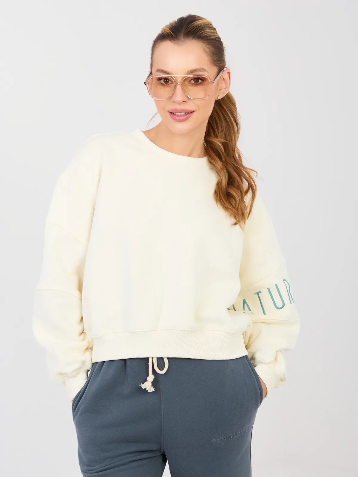 Bluza o kroju oversize z nadrukiem na rękawie - zdjęcie 1