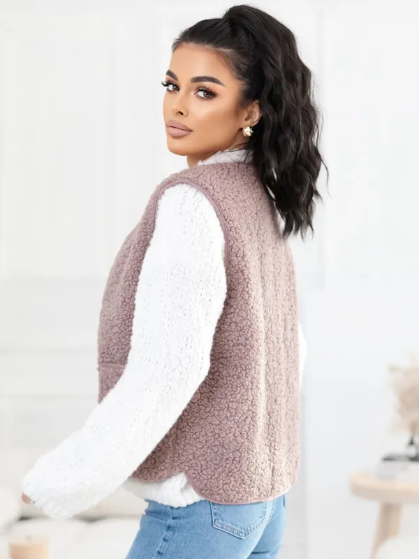 Krótka kamizelka o fakturze baranka zapinana guzikami - widok 2