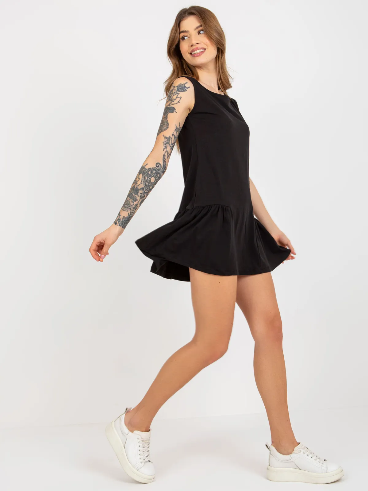 Zielona mini rozkloszowana sukienka basic z falbaną - zdjęcie 1