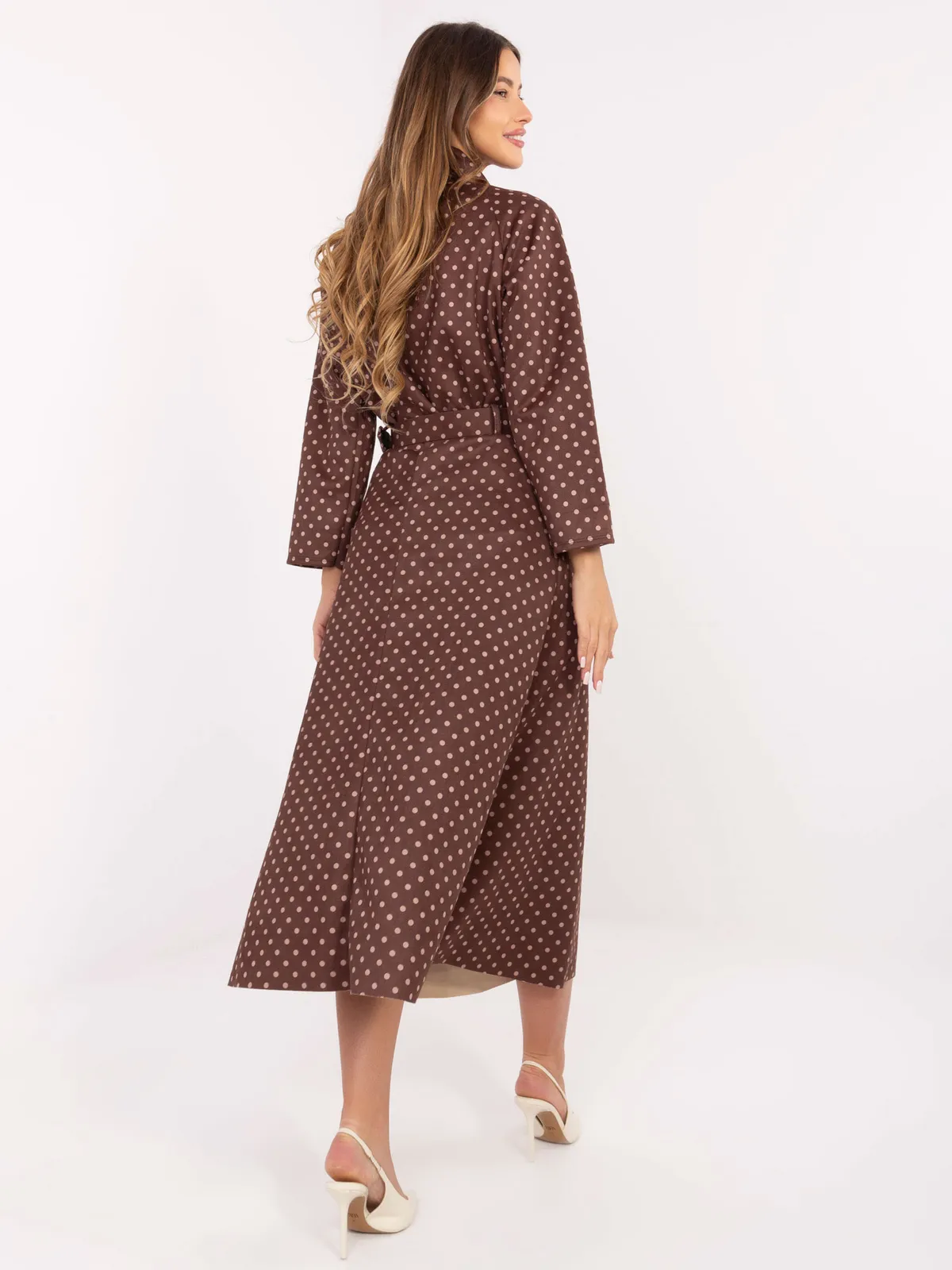 Wizytowa sukienka midi w kropki z paskiem - zdjęcie 1