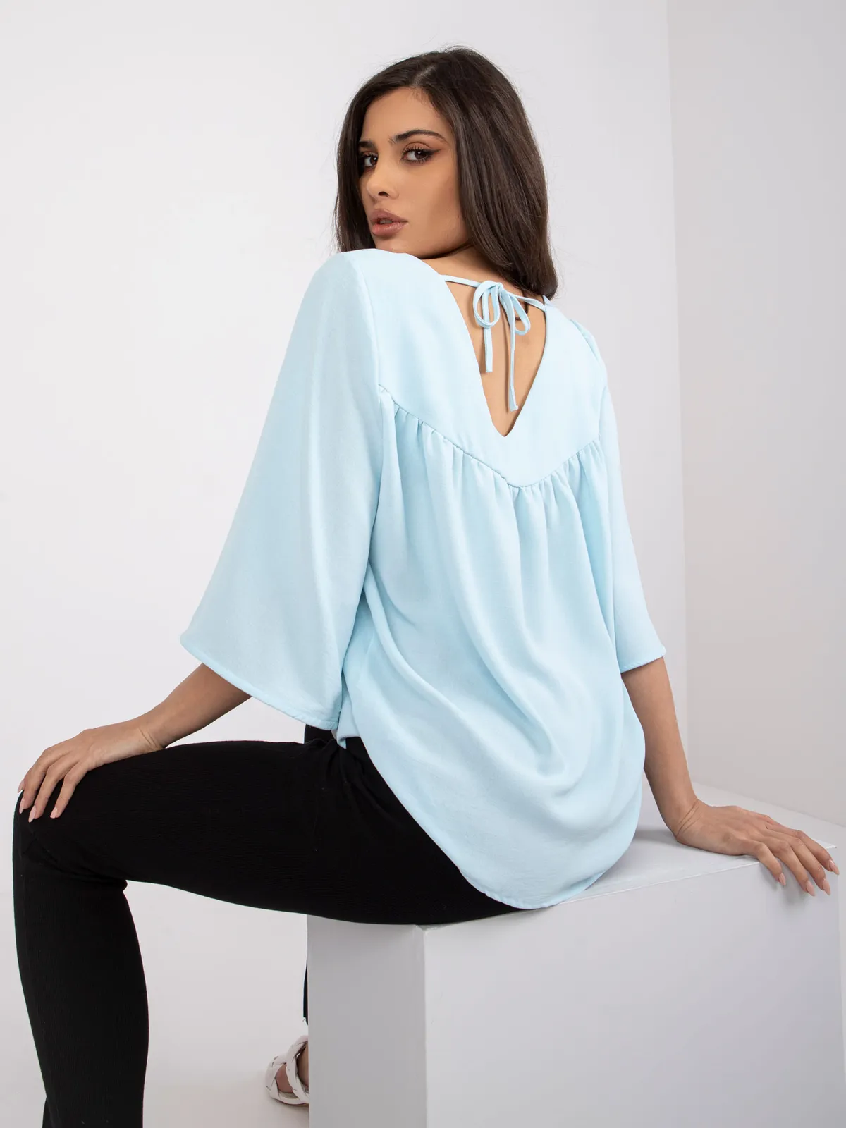 Luźna bluzka z wiązaniem na plecach - zdjęcie 1