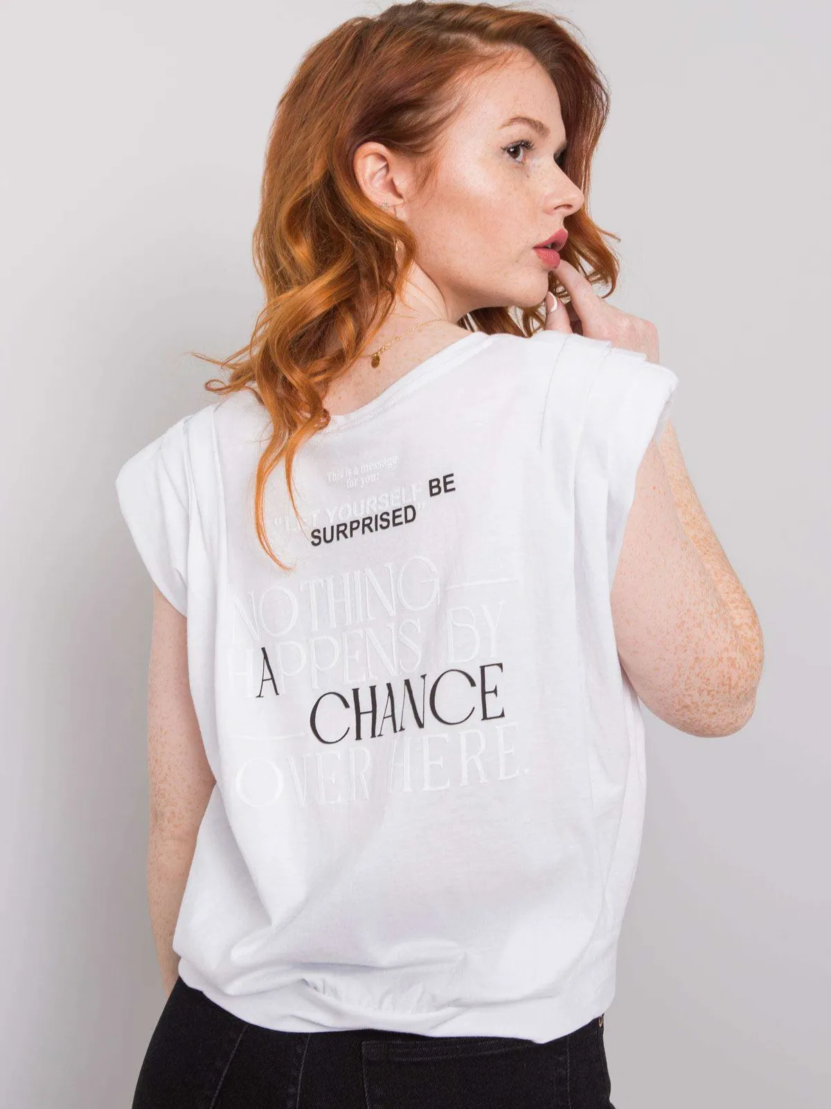 Czarny t-shirt damski z napisami - zdjęcie 3