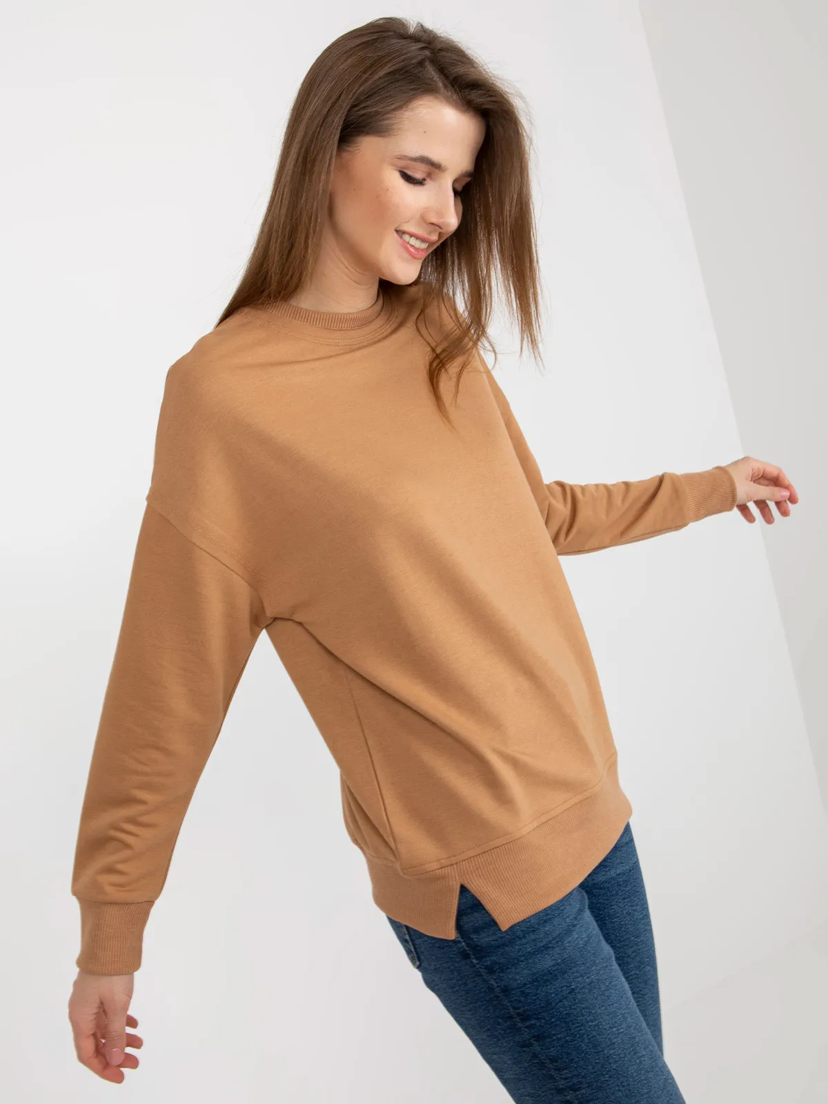 Camelowa bluza basic bez kaptura z okrągłym dekoltem - zdjęcie 2