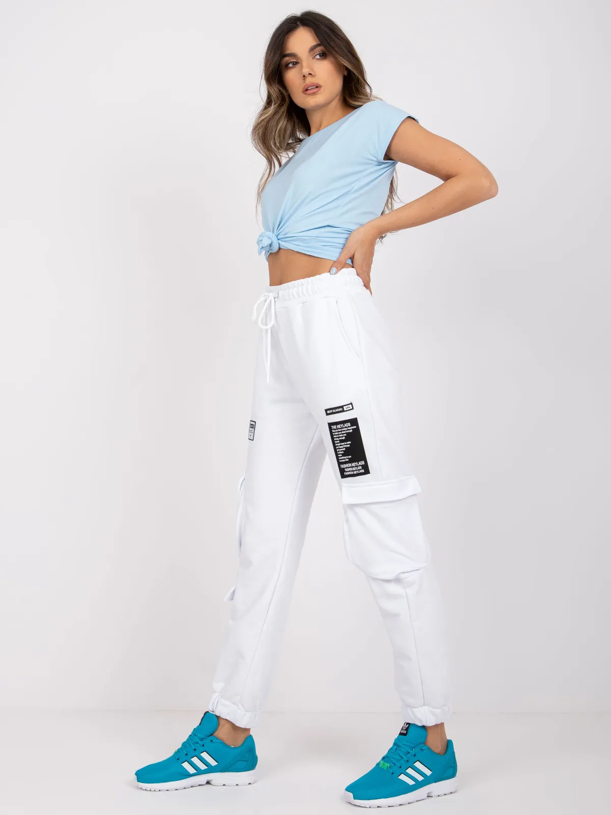 Dresowe spodnie cargo z naszywkami typu jogger - zdjęcie 1