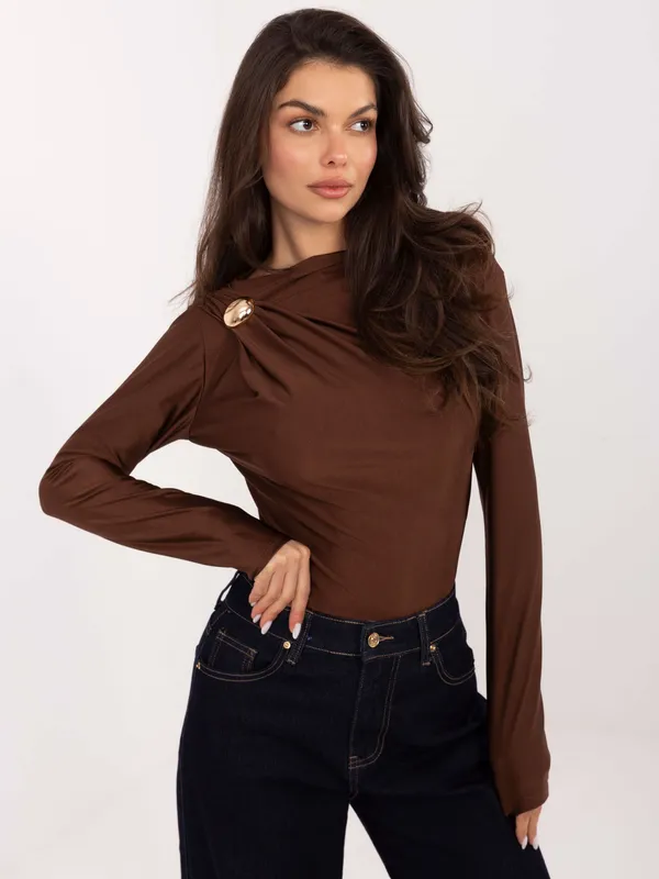 Dopasowane body z ozdobną broszką przy dekolcie - widok 2