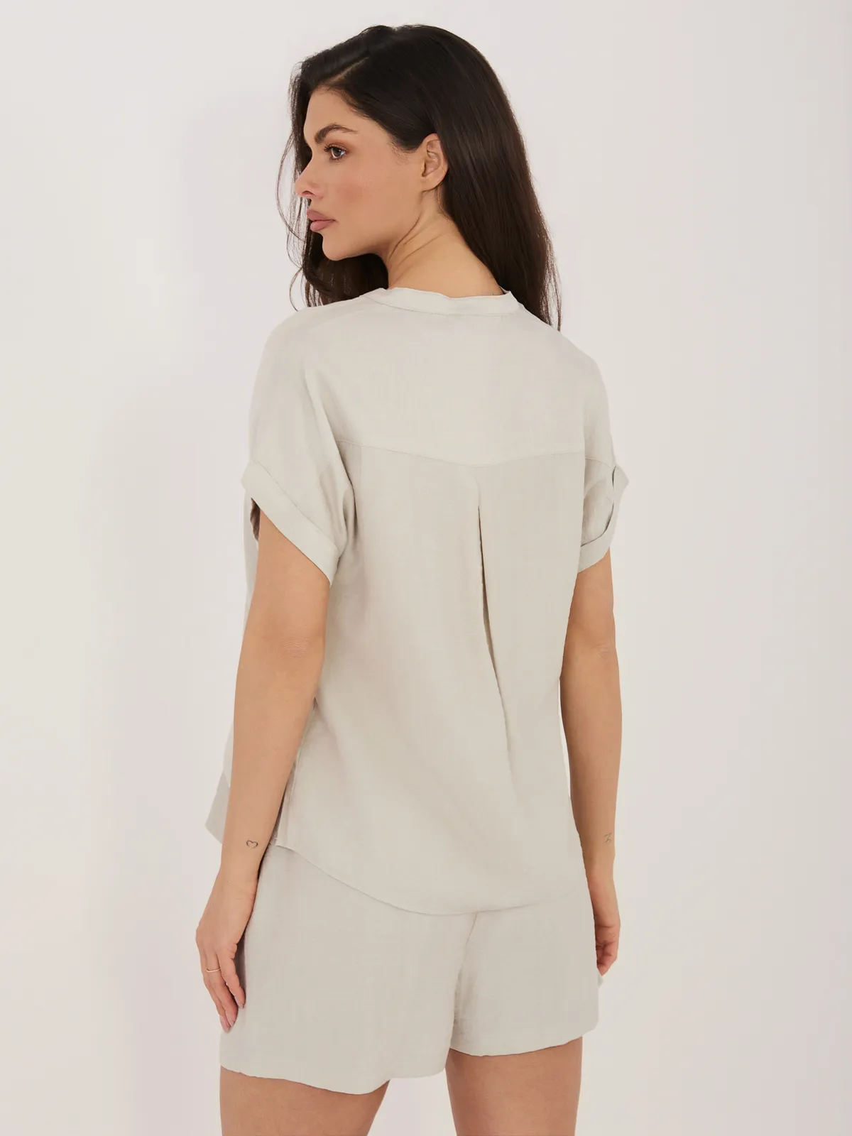 Minimalistyczna bluzka z dekoltem w serek - zdjęcie 1