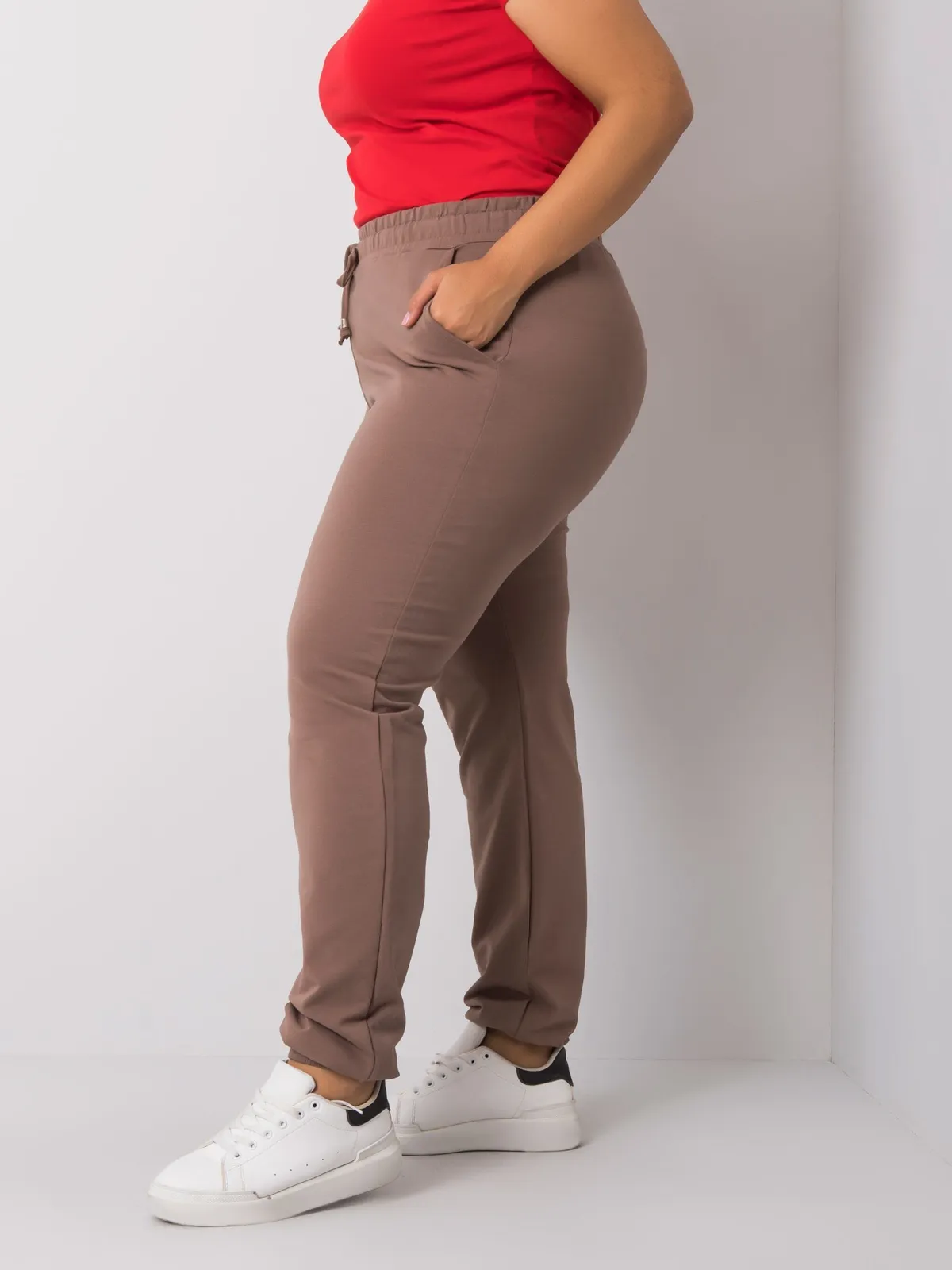 Czarne damskie spodnie dresowe plus size - zdjęcie 3