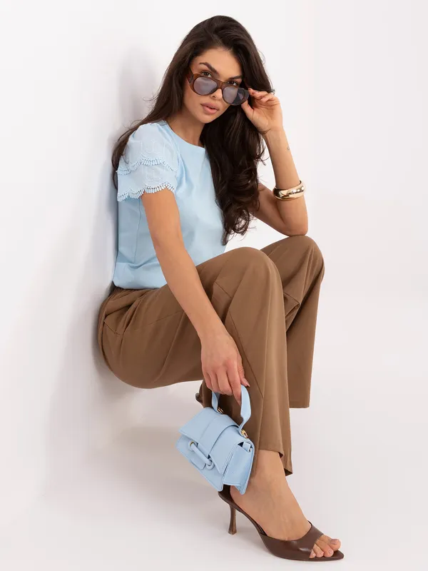 Elegancka bluzka z ozdobnymi koronkowymi rękawami