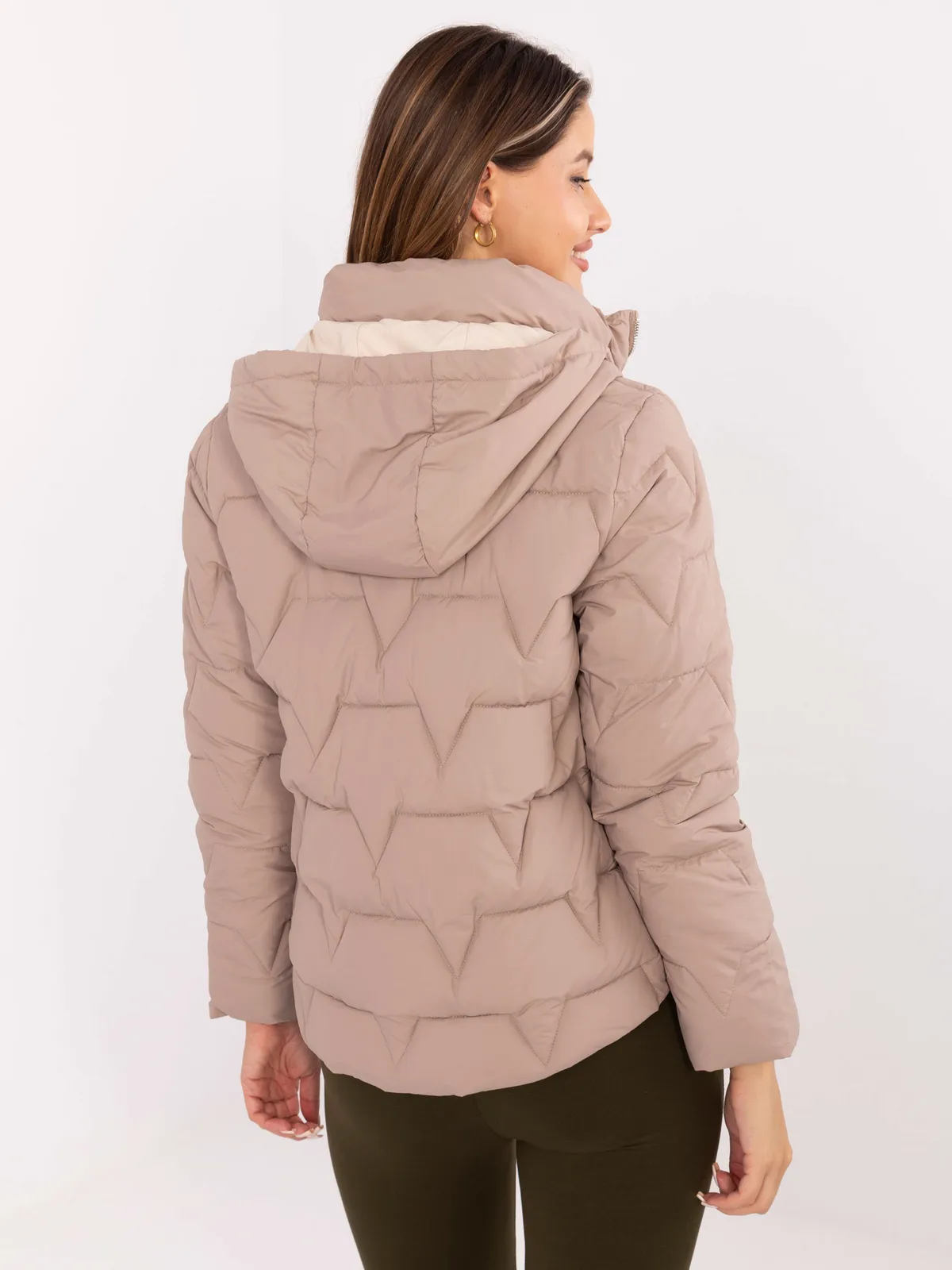 Krótka kurtka pikowana z wysokim kołnierzem - zdjęcie 1