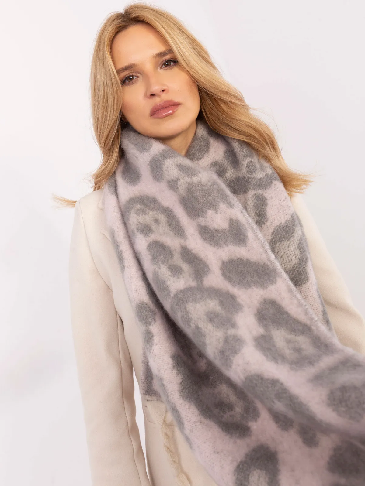 Oversize’owy szal w zwierzęcy wzór z frędzlami - zdjęcie 1