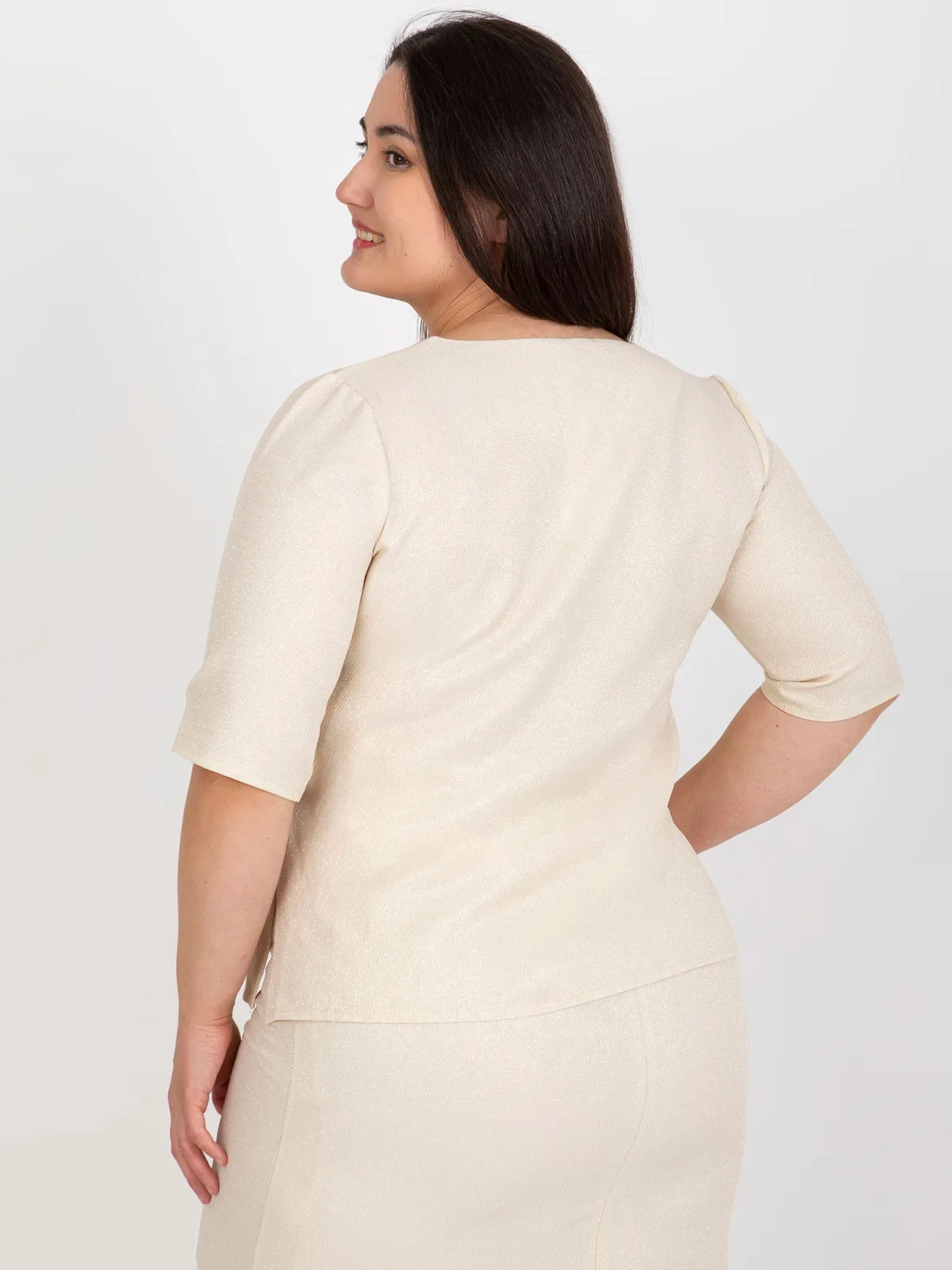Beżowa bluzka plus size z krótkim rękawem - zdjęcie 4
